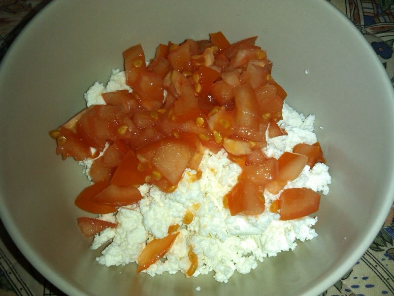 Śniadaniowy twarożek z kiełkami i pomidorem 