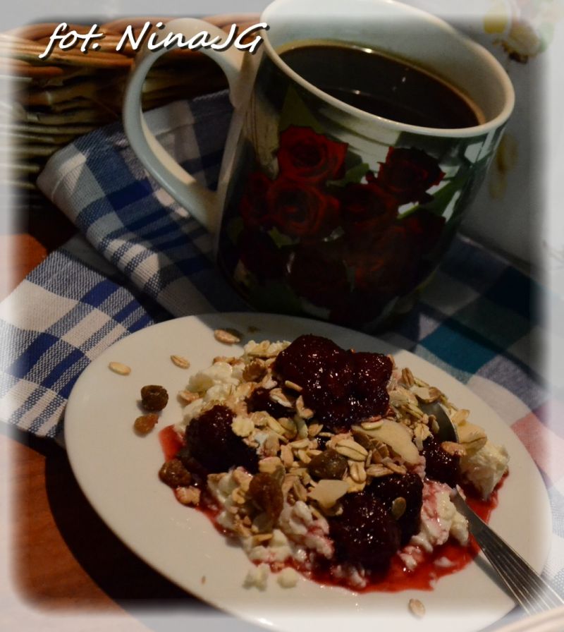 Śniadanko z twarożkiem, truskawką i musli Śniadanko z twarożkiem, truskawką i musli