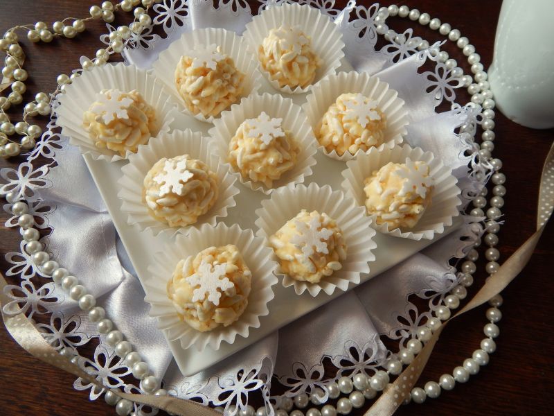 Śniegowe kule z preparowanego ryżu Śniegowe kule z preparowanego ryżu