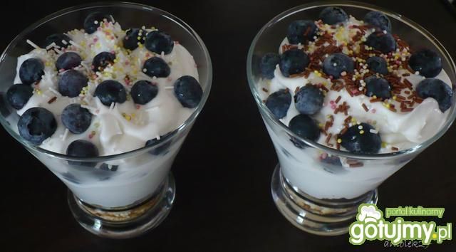 Śnieżka na biszkoptach z jagodami Śnieżka na biszkoptach z jagodami