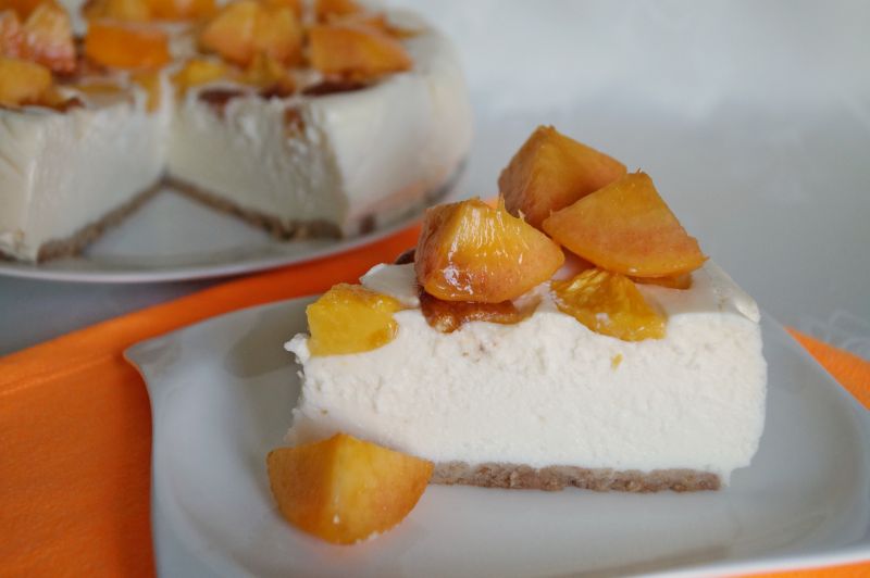 Śnieżnobiały sernik z brzoskwiniami