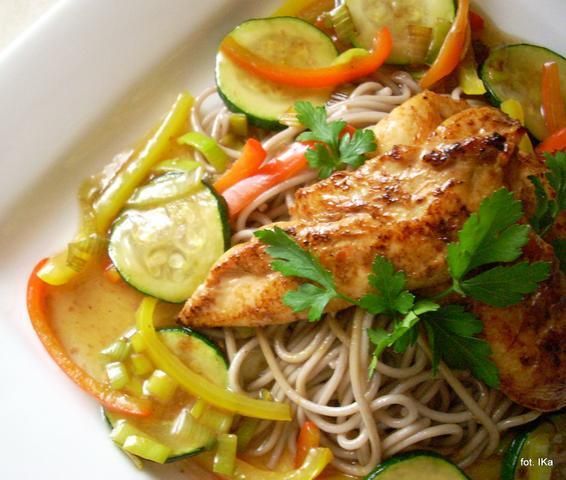 Soba z kurczakiem i warzywami  Soba z kurczakiem i warzywami