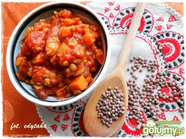 Soczewica z kabanosami i pomidorami