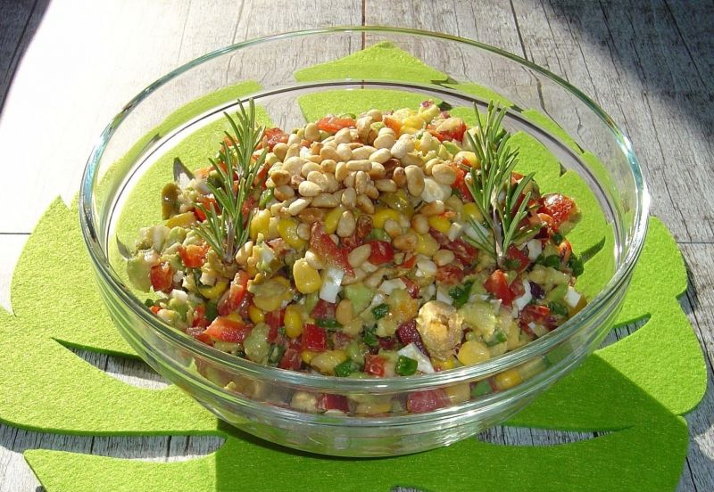 Soczysta i lekko słotko - kwaśna sałatka z awokado