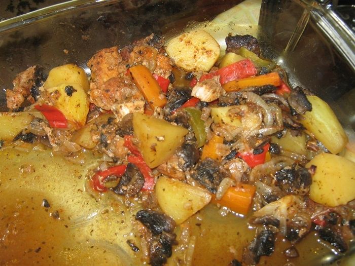 Soczysta karkówka z warzywami pieczona w rękawie