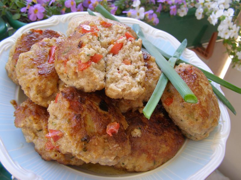 Soczyste,pulchne smażone mielone kotlety z papryką Soczyste,pulchne smażone mielone kotlety z papryką