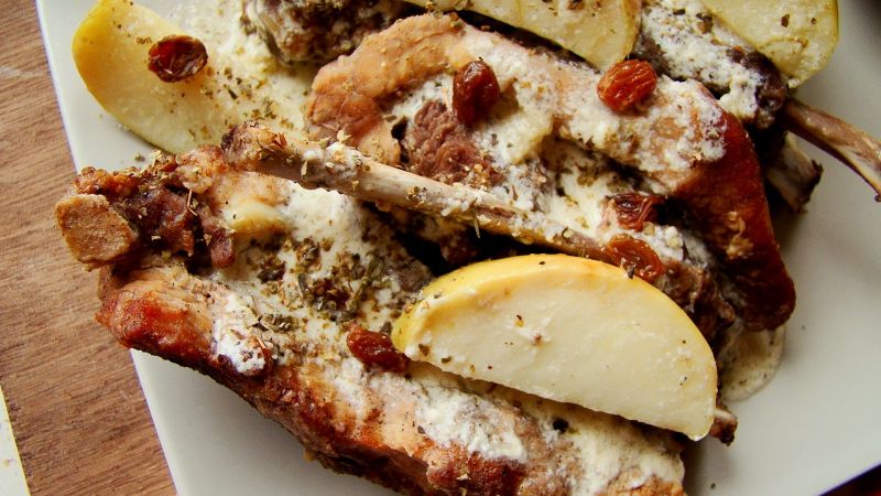 Soczyste .żeberka z rodzynkami i jabłkami