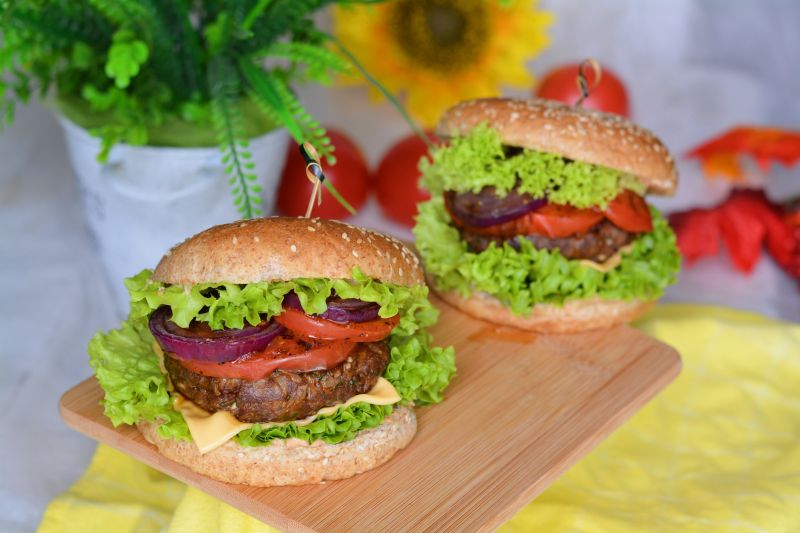Soczysty cheeseburger wołowy z sosem i warzywami  Soczysty cheeseburger wołowy z sosem i warzywami