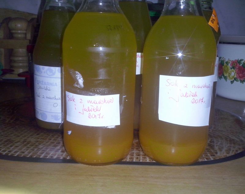 Sok z marchwi i jabłek na zimę