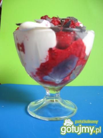 sorbet malinowy z bitą śmietaną  sorbet malinowy z bitą śmietaną