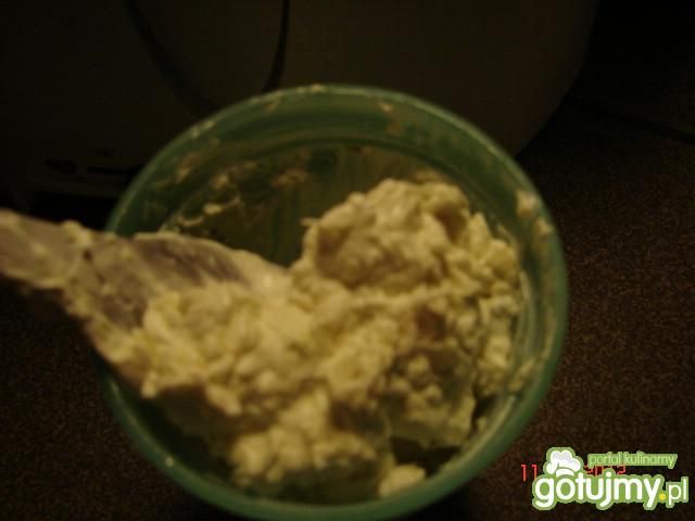 Sos czosnkowo-serowy.