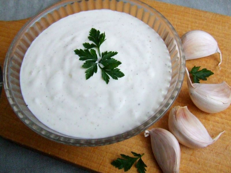 Sos czosnkowy na jogurcie Sos czosnkowy na jogurcie
