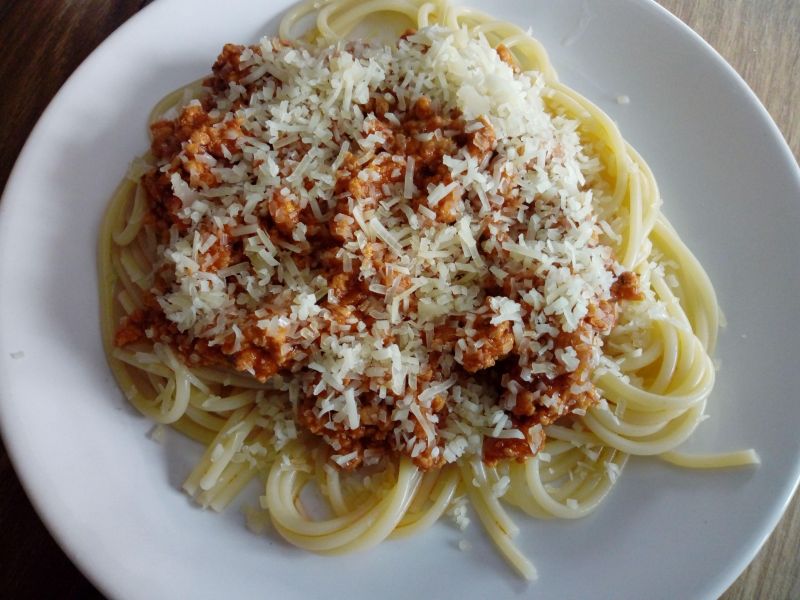 Sos do makaronu z mięsem mielonym i marchewką