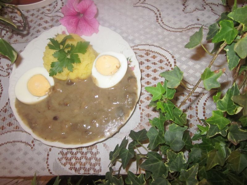 Sos grzybowy z jajkiem i ziemniakami