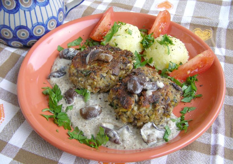 Sos grzybowy z kotletami z kaszy i grzybów.