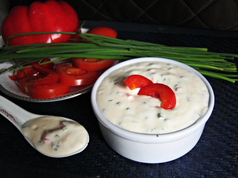 Sos jogurtowy z papryką i szczypiorkiem