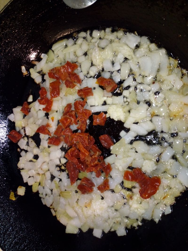 Sos mięsny do makaronu z suszonymi pomidorami