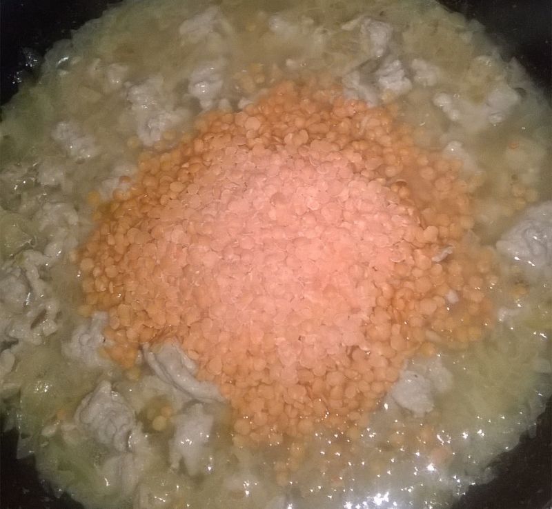 Sos mięsny z soczewicą i koperkowym ryżem