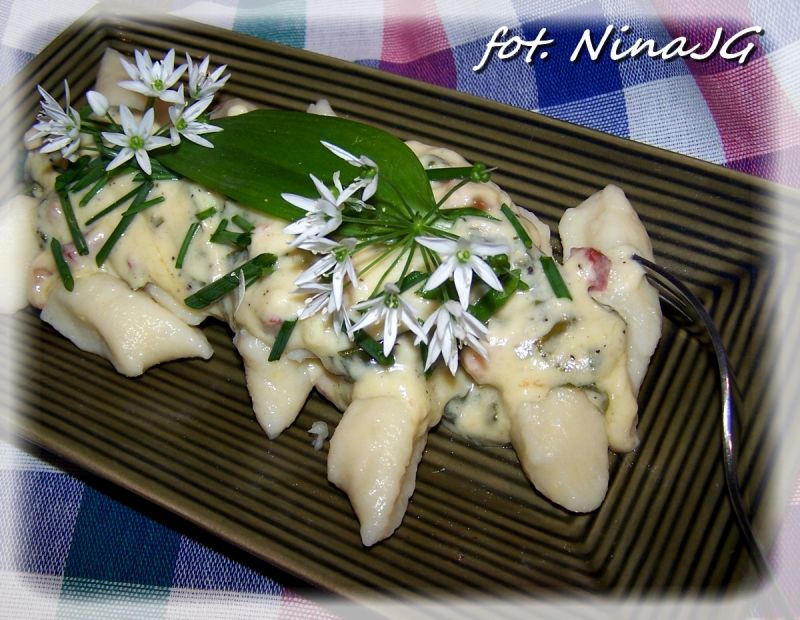 Sos niedźwiedzi z kopytkami 