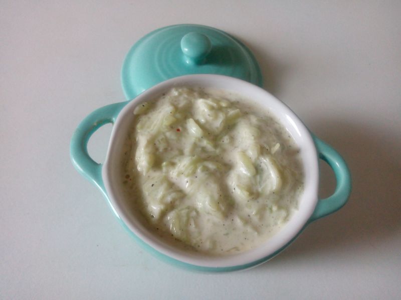 Sos ogórkowo czosnkowy