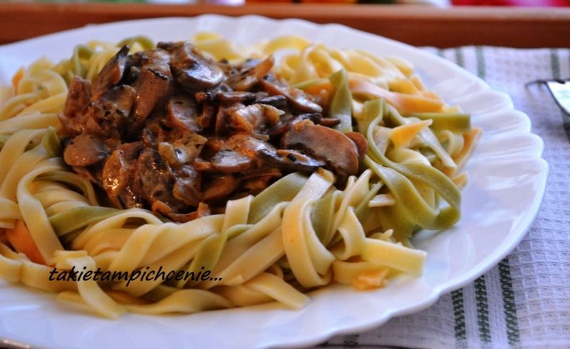Sos pieczarkowy na kolorowym fettuccine 