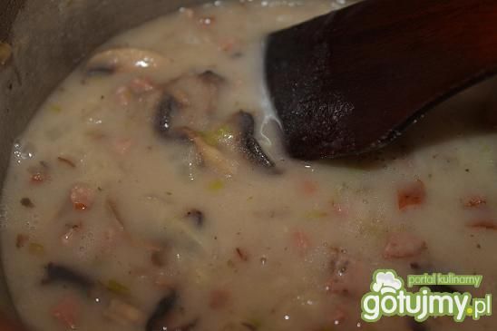 Sos pieczarkowy z kiełbasą Sos pieczarkowy z kiełbasą