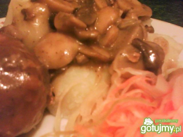 Sos pieczarkowy z kotletami mielonymi 