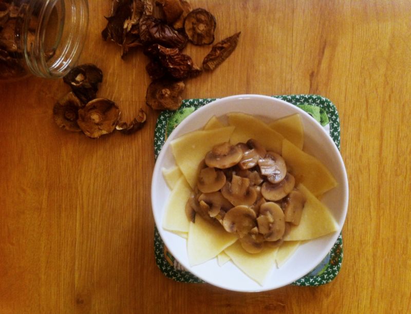 Sos pieczarkowy z makaronem własnej roboty