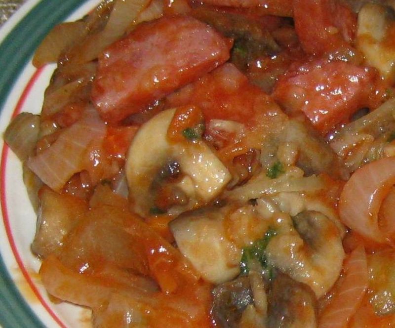 Sos pieczarkowy z wędliną Sos pieczarkowy z wędliną