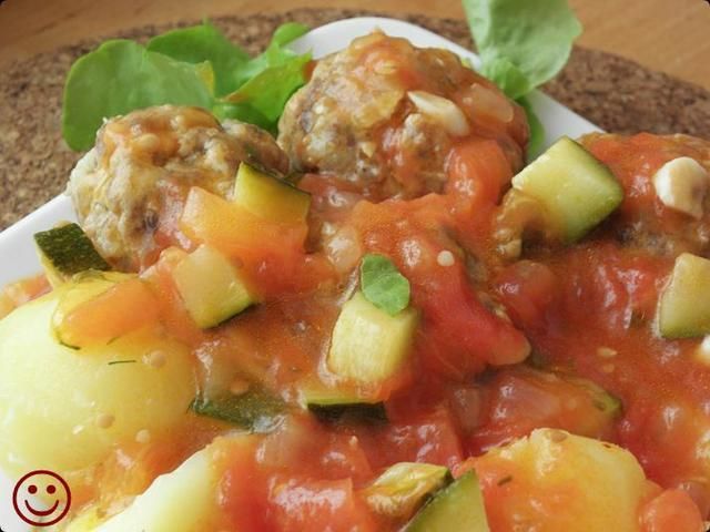 Sos pomidorowo-cukiniowy z lubczykiem.