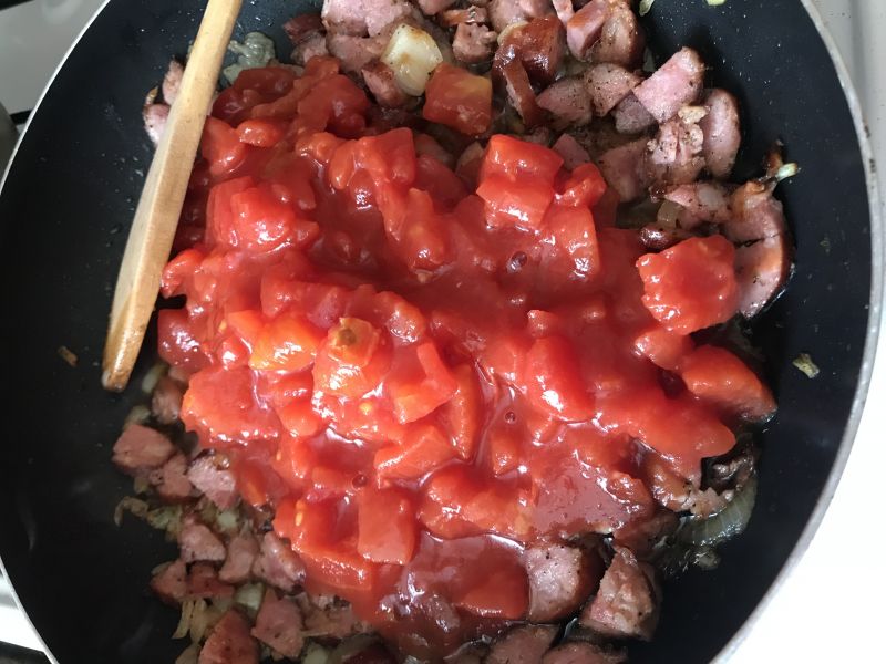 Sos pomidorowy na cebulce z kiełbasą i papryką
