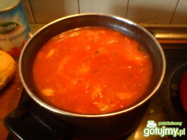 Sos pomidorowy z cebulką i pieczarkami 