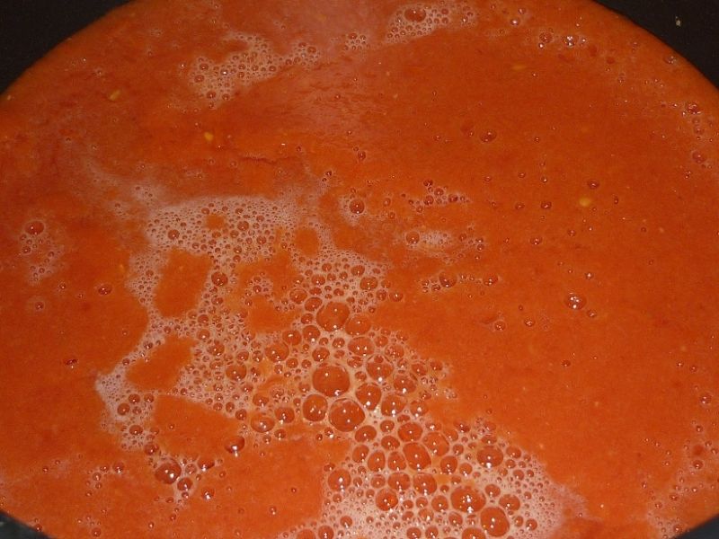Sos pomidorowy z czosnkiem i bazylią
