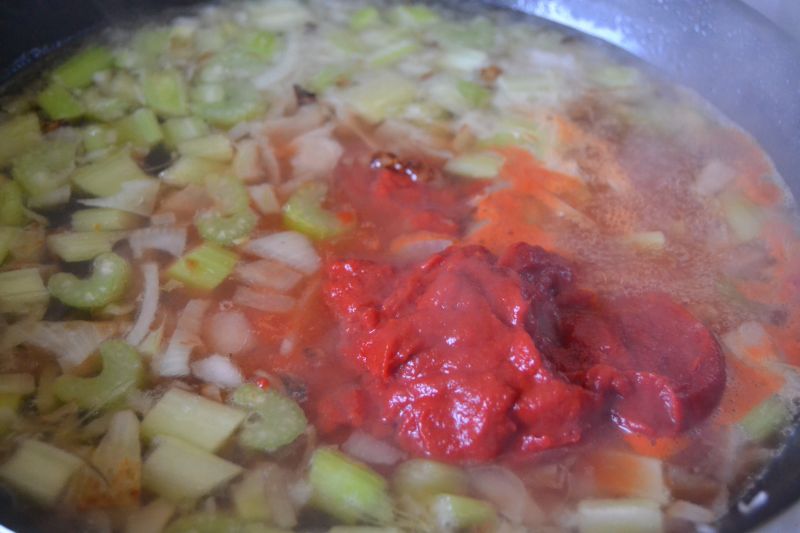 Sos pomidorowy z grillowaną papryką oraz selerem