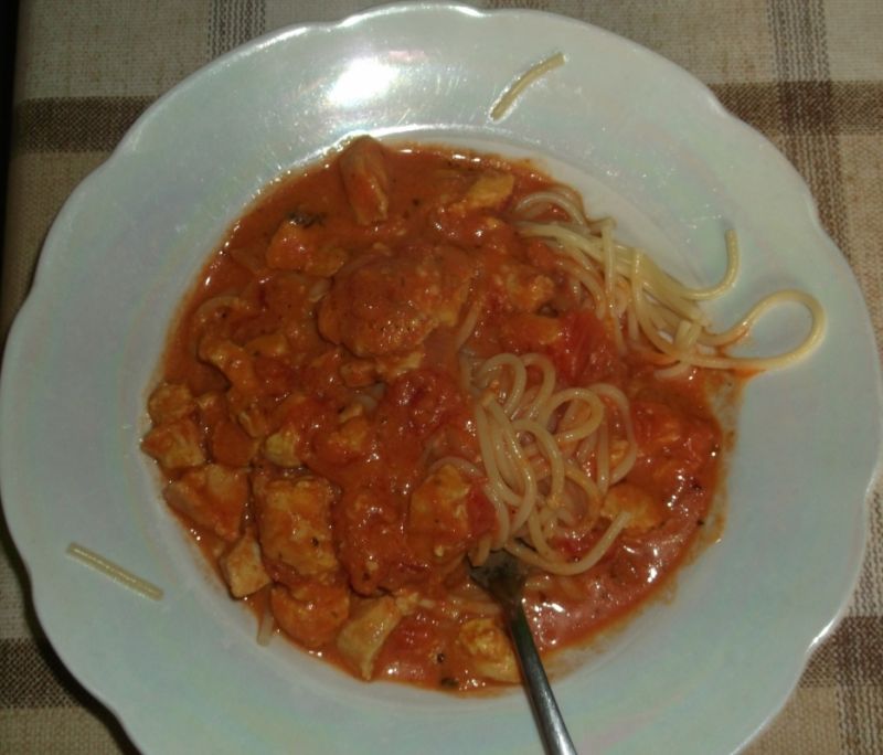 Sos pomidorowy z kurczakiem  Sos pomidorowy z kurczakiem