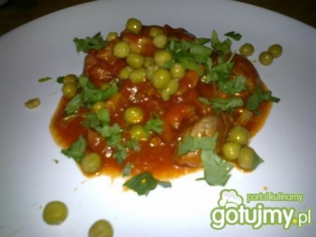 Sos pomidorowy z mięsem i groszkiem.