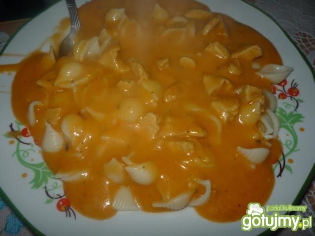 Sos pomidorowy z mięsem i makaronem