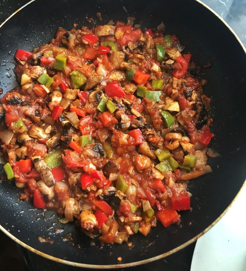 Sos pomidorowy z pieczarkami, papryką i cebulą