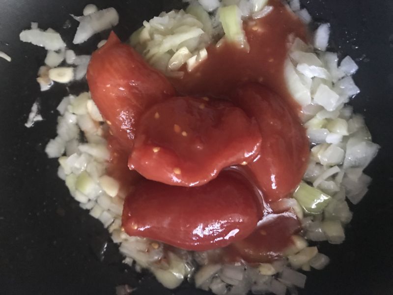 Sos pomidorowy z pieczarkami, papryką i cebulą