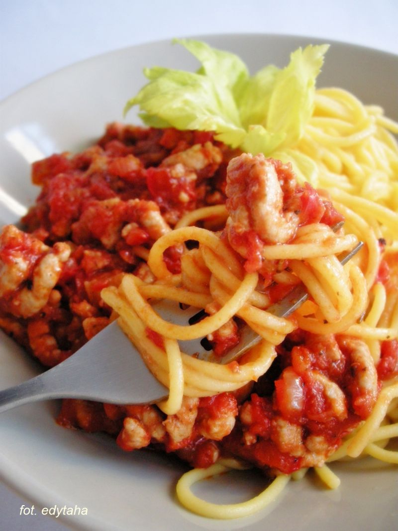 Sos pomidorowy z wieprzową szynką