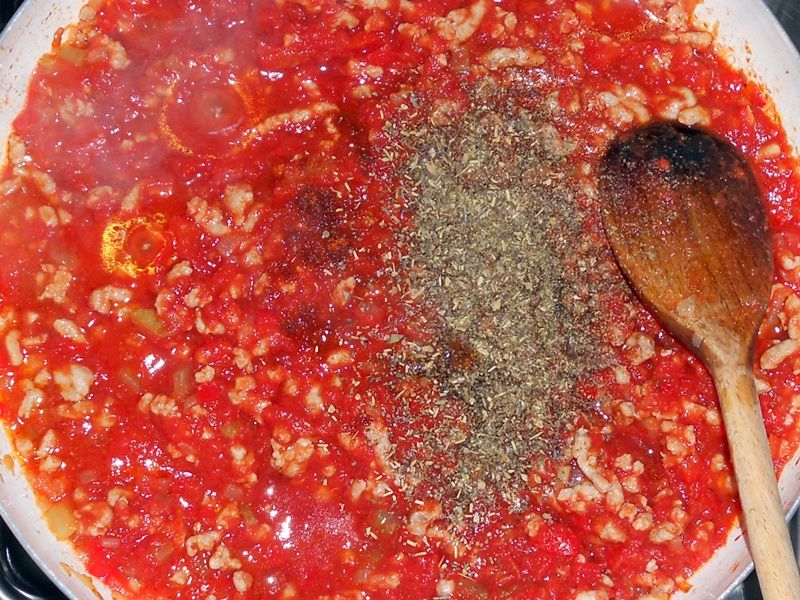 Sos pomidorowy z wieprzową szynką