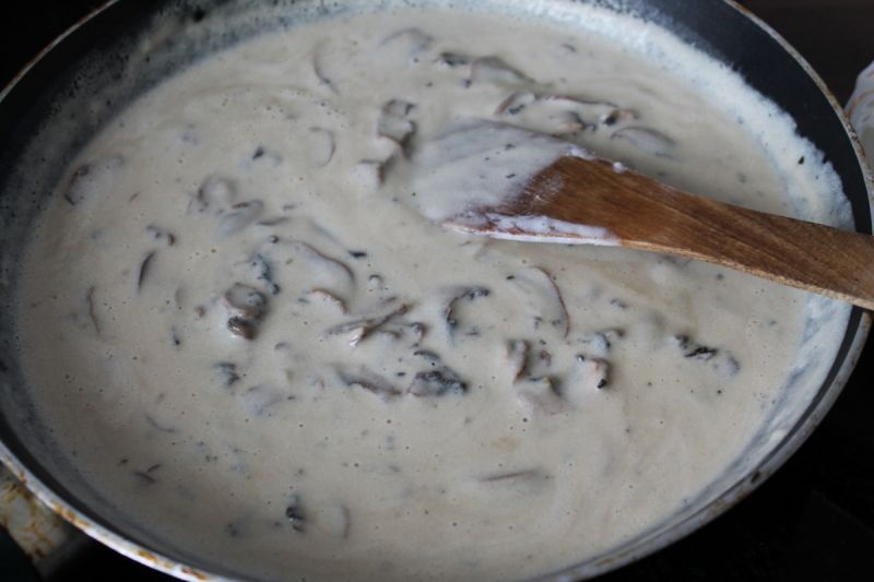 Sos serowy z szynką i pieczarkami