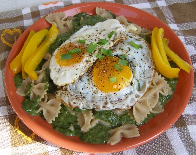 Sos szpinakowy z makaronem i jajkiem sadzonym
