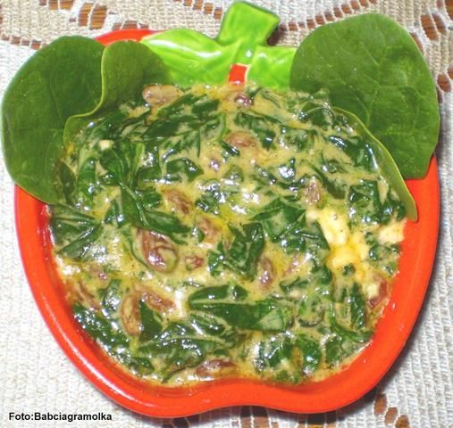 Sos szpinakowy z rodzynkami i serem 