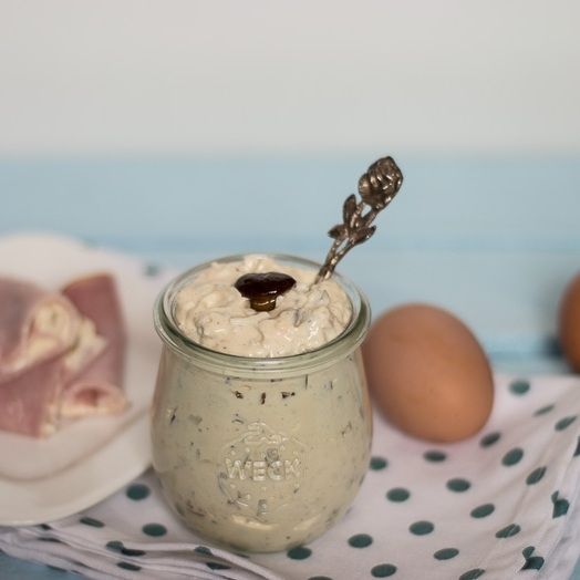 Sos tatarski z kaparami