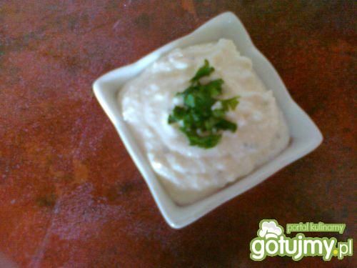 Sos twarogowo-czosnkowy