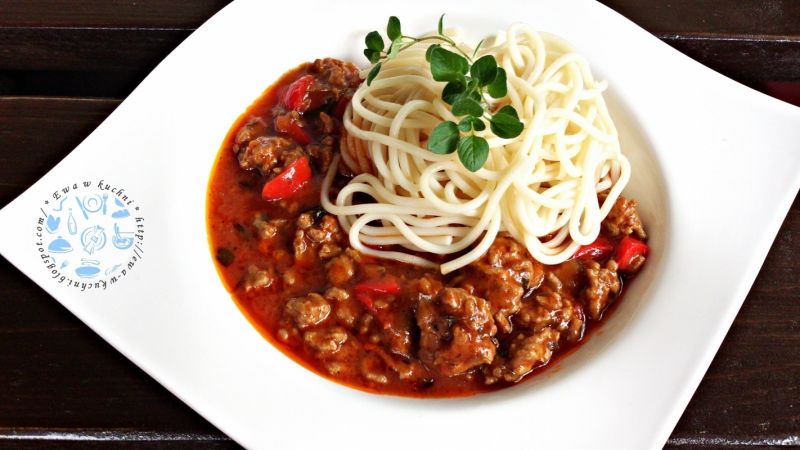 Sos wieprzowo - wołowy z papryką i pomidorem 