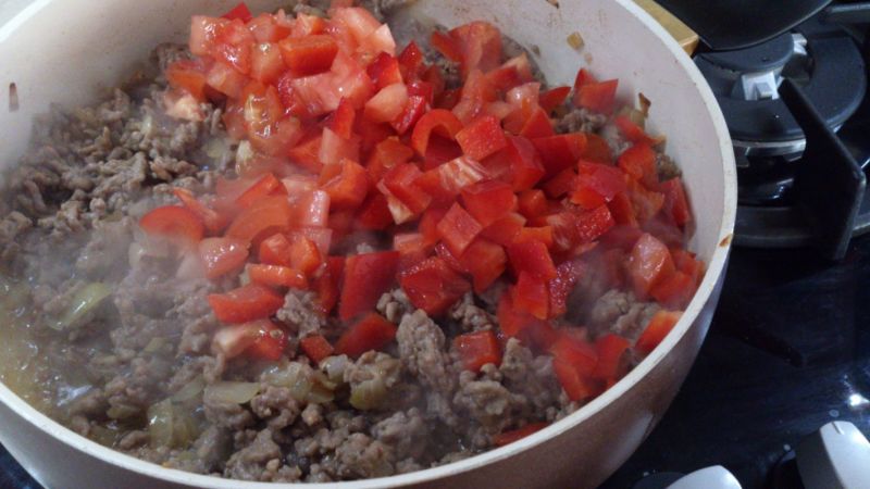 Sos wieprzowo - wołowy z papryką i pomidorem 