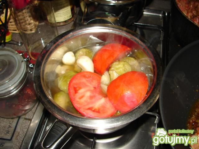 Sos z brukselką, pomidorem i papryką