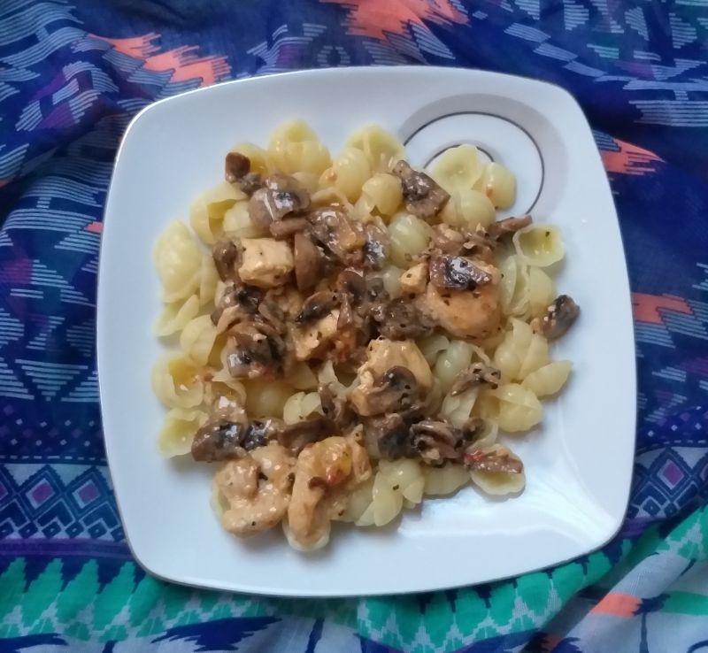 Sos z kurczaka z pieczarkami